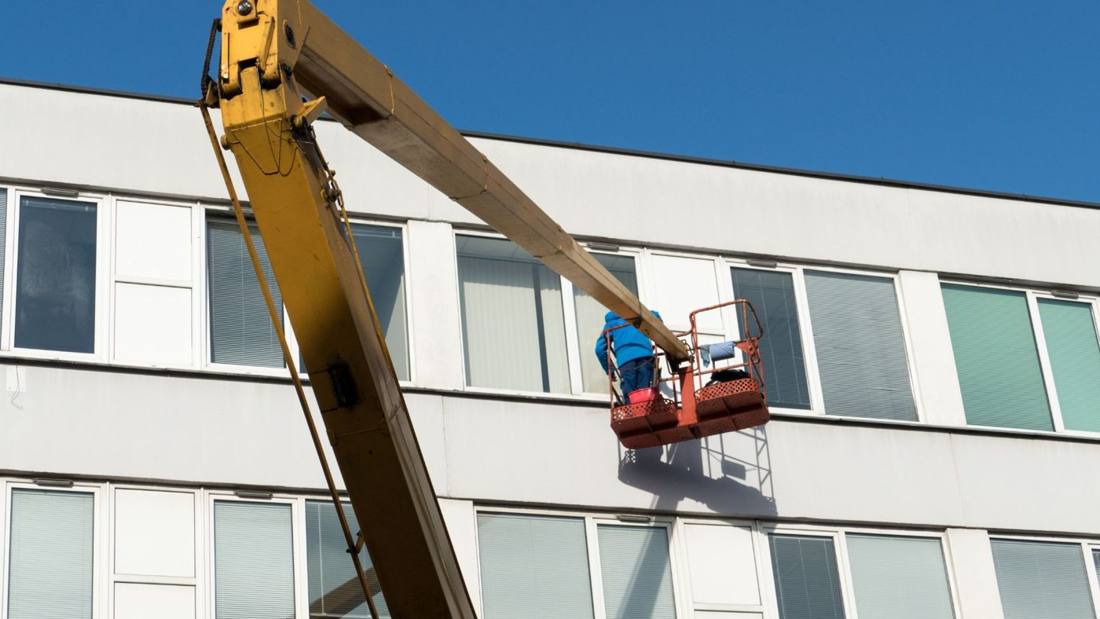 Nettoyage des vitres de bureaux en nacelle